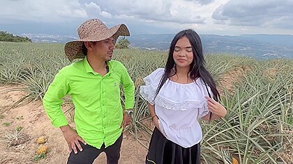 Joven Campesina Santandereana Quiere Cosechar Pinas Y Cosecha Una Yuca Grande Rellena De Leche Crema